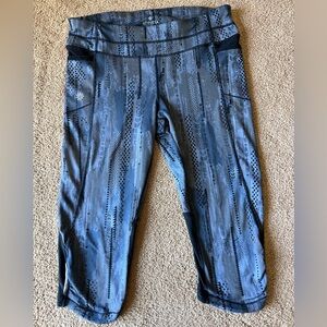 Athleta Black & Gray Comfort Fit Cropped Capri Leggings